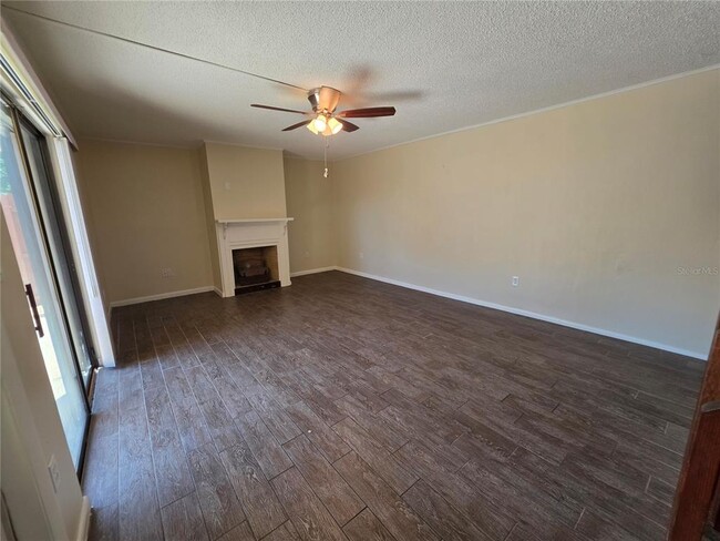 Building Photo - 3824 Saxon Dr