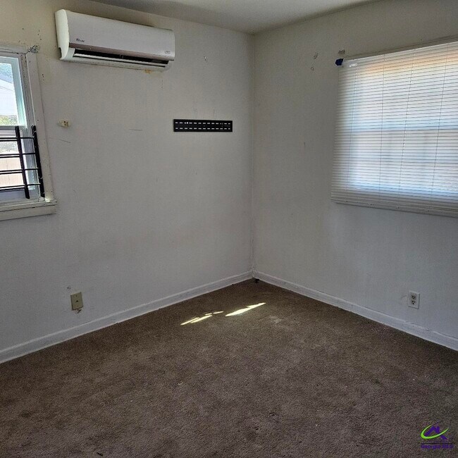 Building Photo - 306 Kingsbury Cir