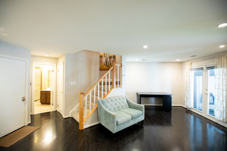 Stairs to basement & full bath - 4006 Dogberry Ln
