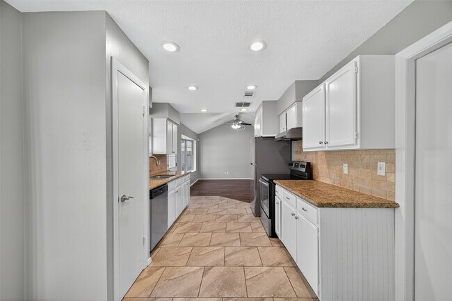 Building Photo - 811 Lochmoor Ln