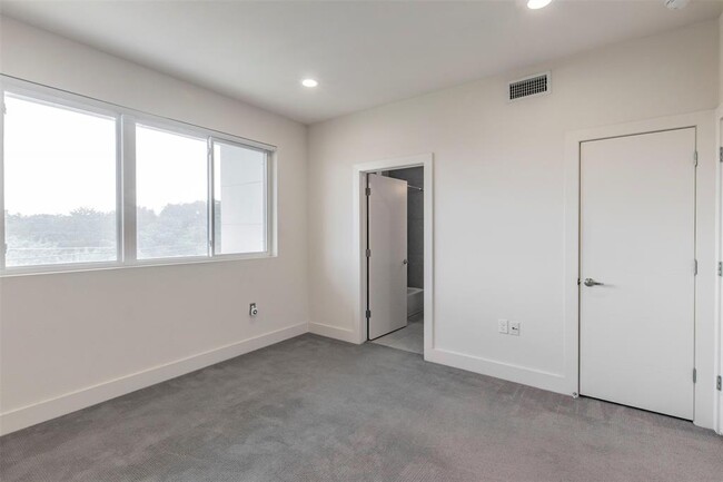 Building Photo - 604 N Bluff Dr
