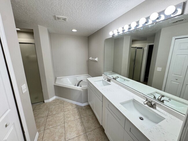 Building Photo - Split Floor plan 3/2 in Poinciana