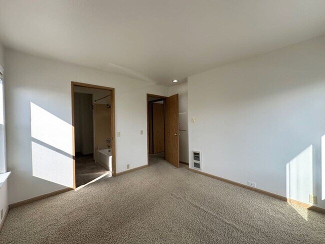 Building Photo - 2 Bedroom 2 bath home with water and mount...