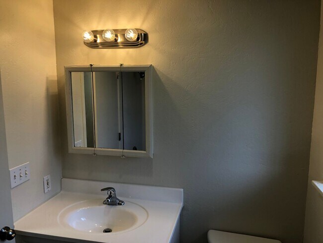 Building Photo - Updated 2 bedroom, 2 bathroom duplex in Sp...