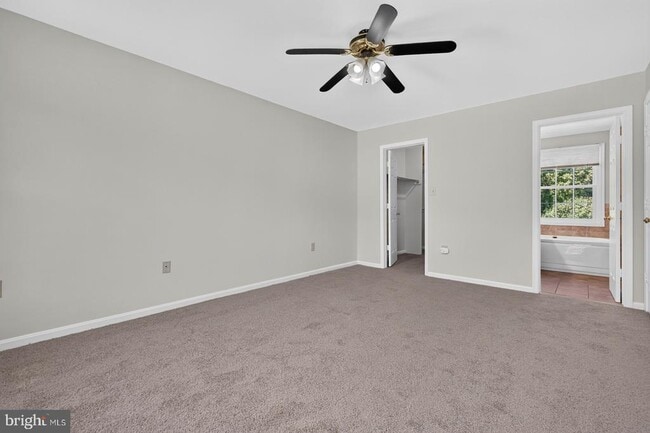 Building Photo - 811 Chatsworth Dr