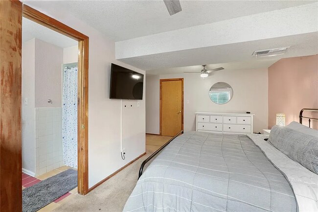 Building Photo - 4 Bedroom House for RENT