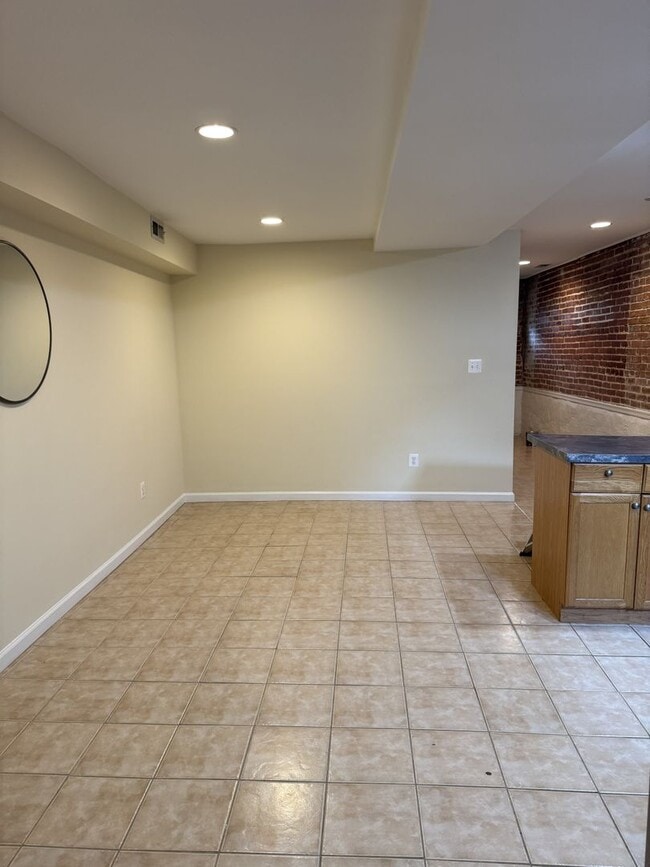 Building Photo - Centrally Located 1BR/1BA English Basement in Capitol Hill Basic Utilities Included