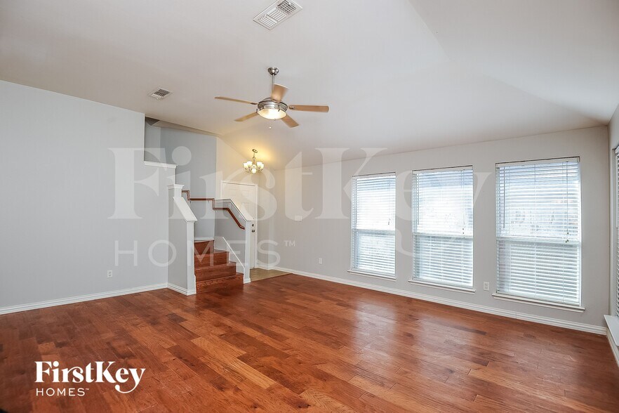 Building Photo - 729 Pace Dr