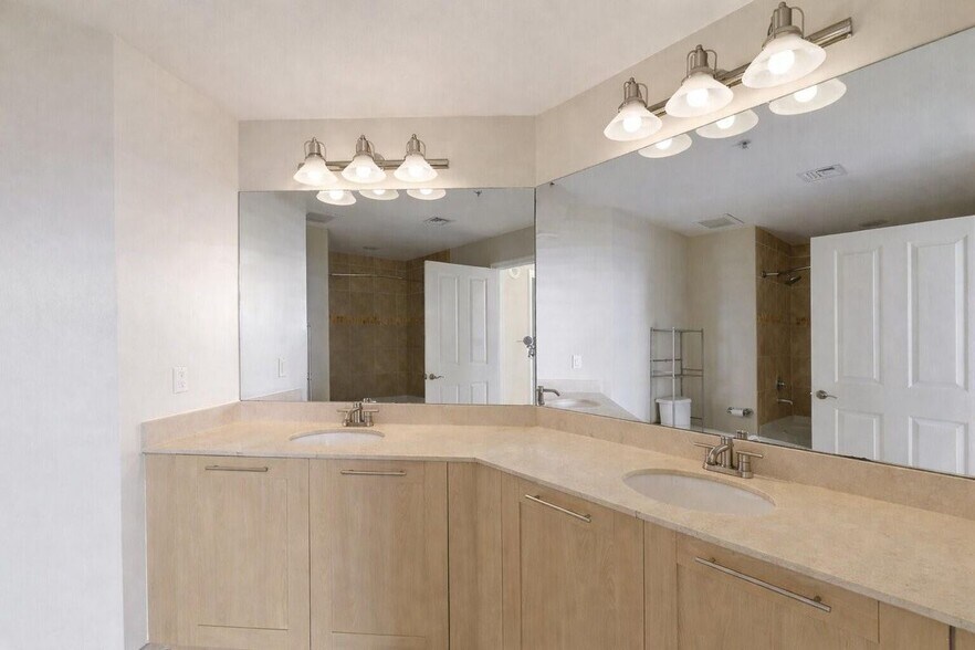 Building Photo - 511 SE 5 Ave