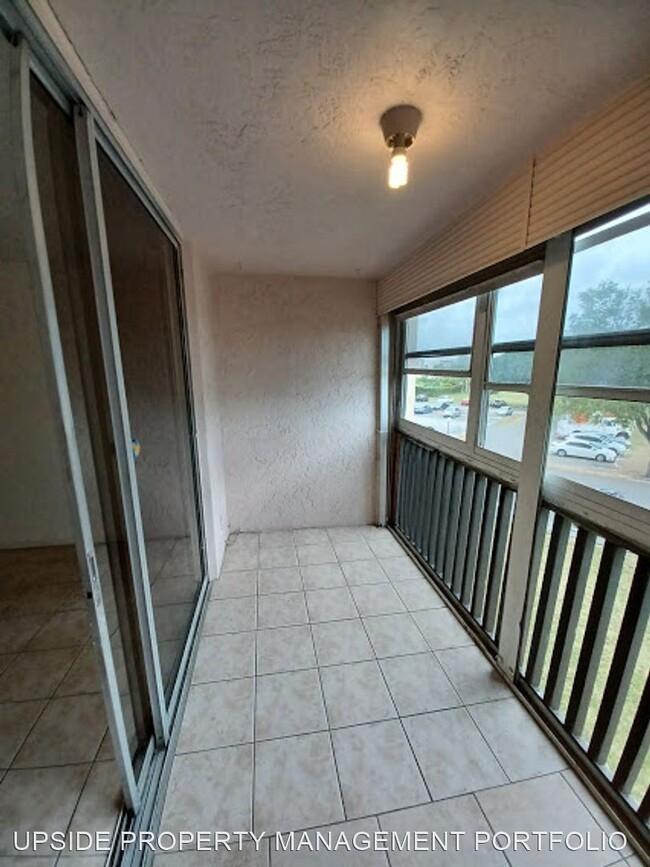 Building Photo - 2820 Somerset Dr