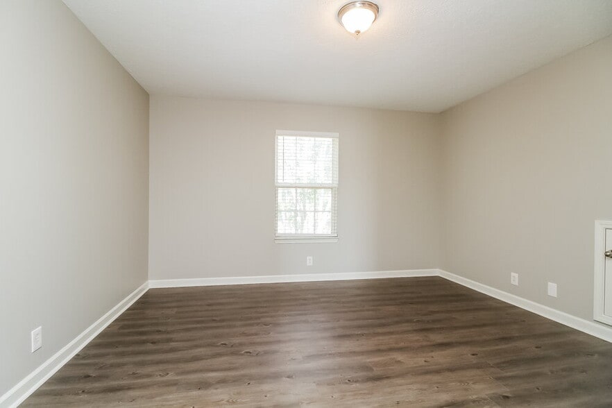 Building Photo - 3079 Roscommon Dr