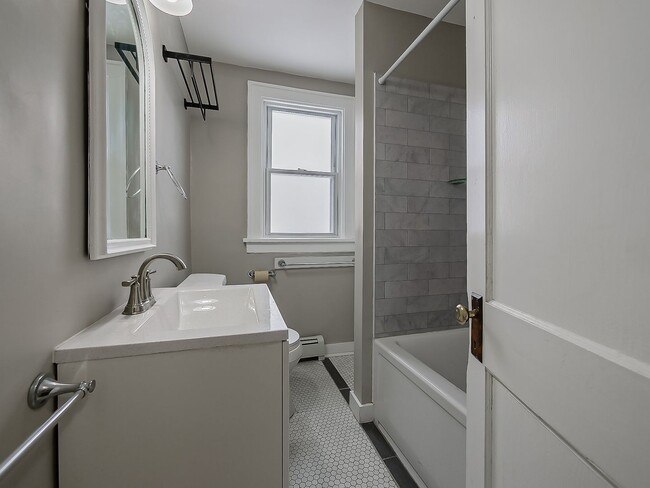 Building Photo - Fully Remodeled 2-Bed Home in Dearborn!