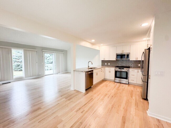 Building Photo - Amazing High-End Townhouse - End Unit - Ca...
