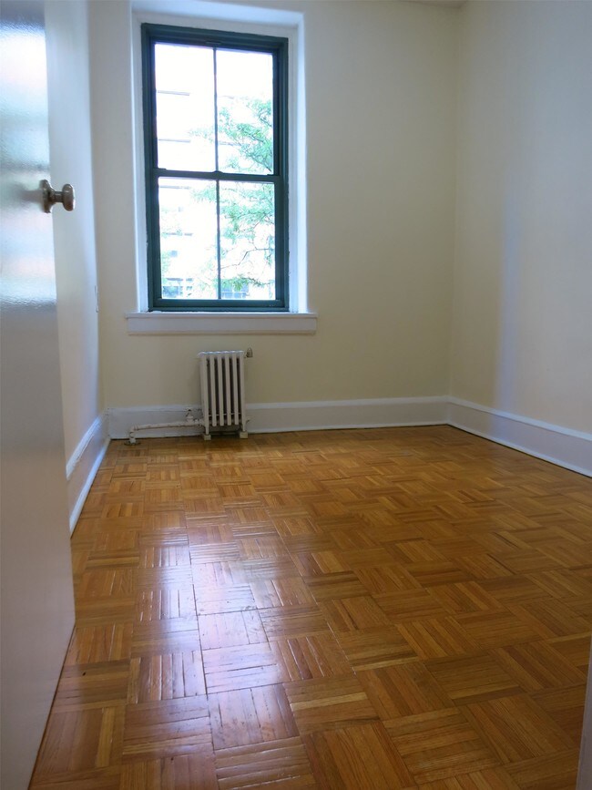 Building Photo - 154 E 79th St