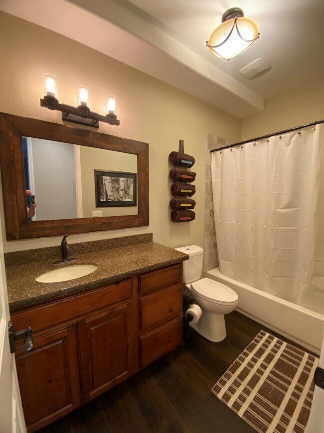 Building Photo - 826 Hemlock Ave