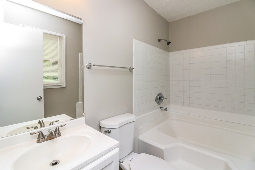 Building Photo - 585 Cedar Ct