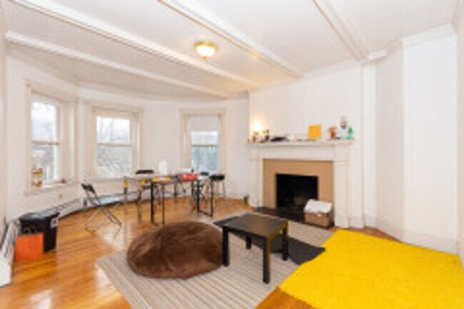 Building Photo - BU West / Central Campus - Spacious, Renovated Brookline 4 Bed/2 Bath on Thorndike for 9/1/2026
