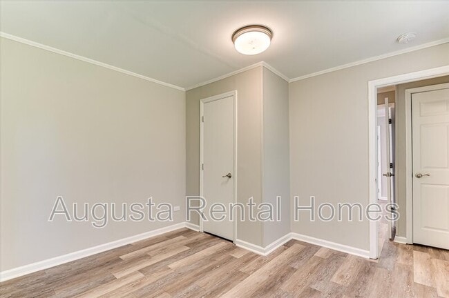 Building Photo - 2128 Roosevelt Dr