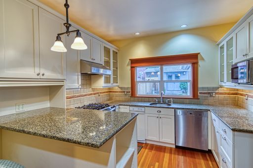 Building Photo - Beautiful 3 Bedroom Home in the Heart of Q...