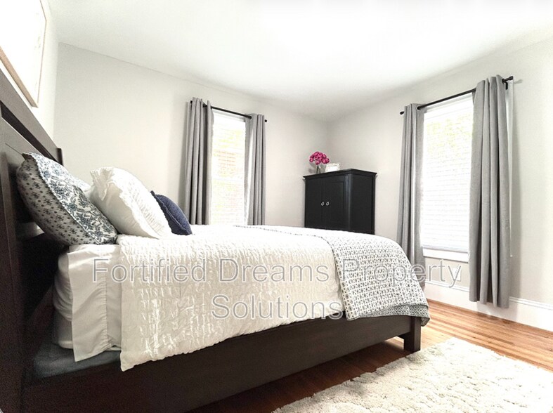 Building Photo - 2240 Queen St