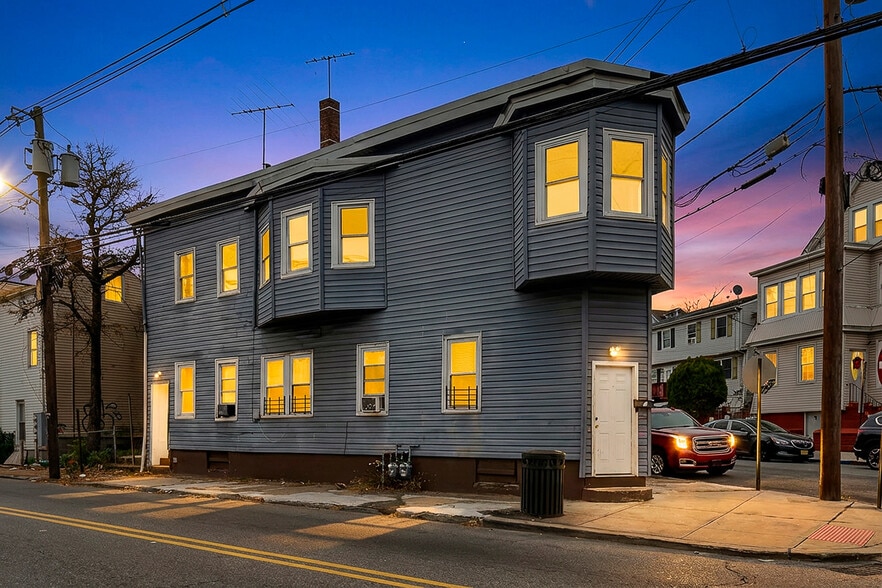 Primary Photo - 113 E Main St