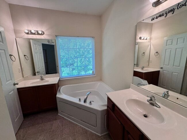 Building Photo - 2 Bed 2 Bath SPACIOUS Town Home! LOCATION ...