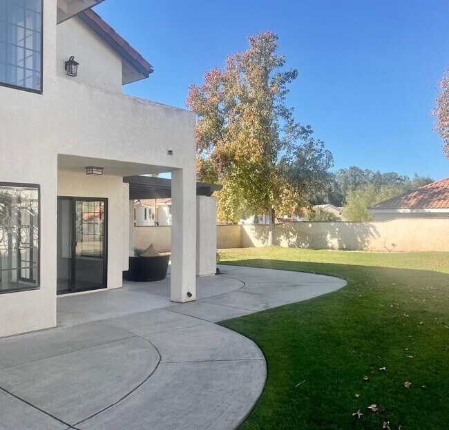 Building Photo - Prestigious Elkhorn Estates Home
