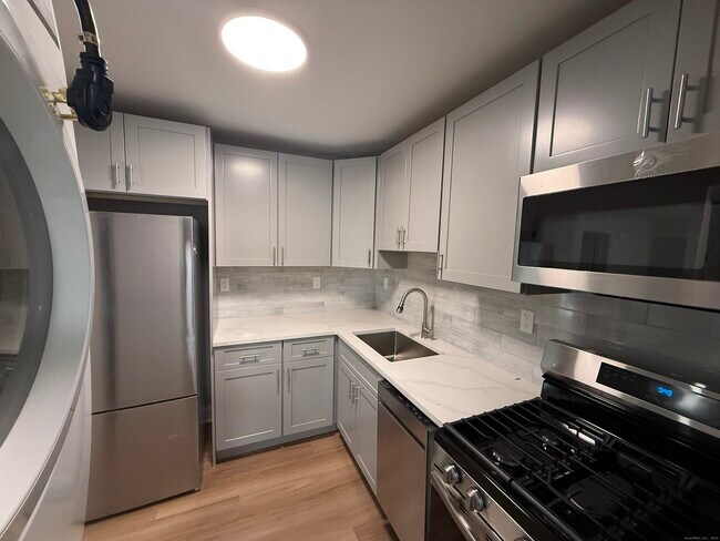 Building Photo - 50 Greenhouse Rd