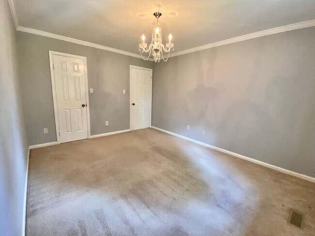 Building Photo - Amazing 3 Bedroom Townhome with Fenced Bac...