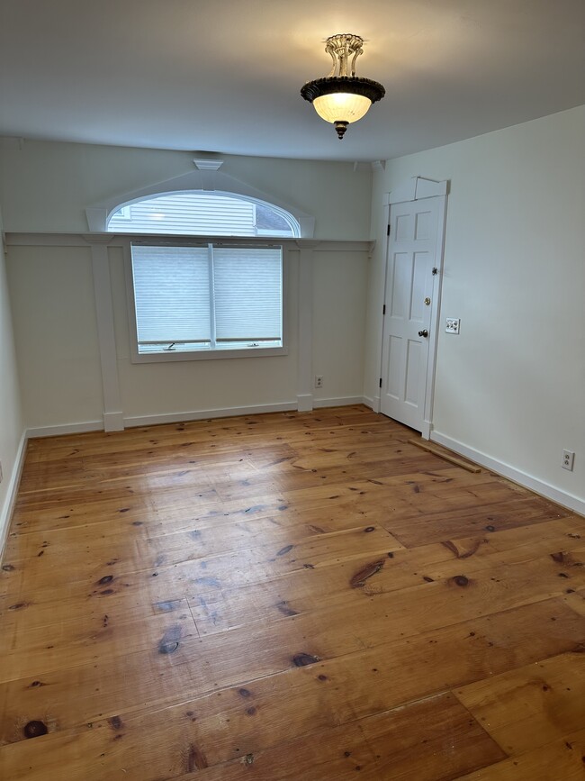 Dining room - 625 Roosevelt Ave