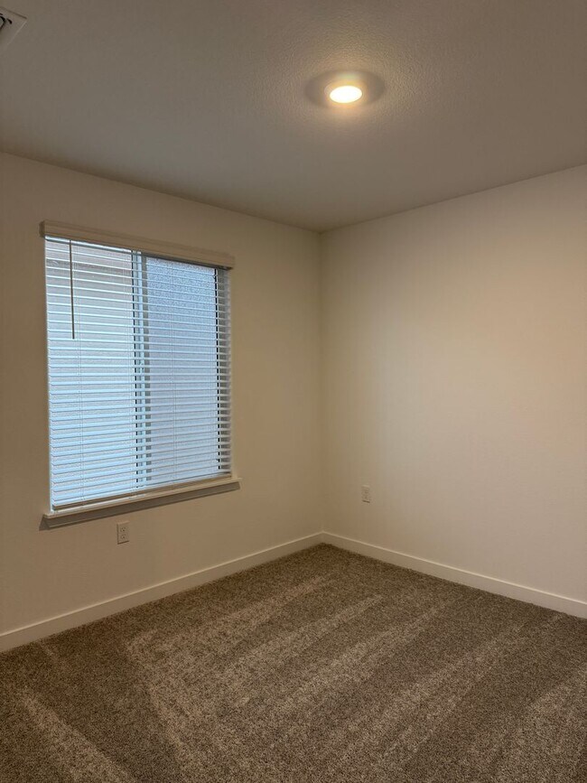 Building Photo - Beautiful 3 bed /2.5 bath Waiting For You!  SOLAR!!  Please read entire ad for viewings!