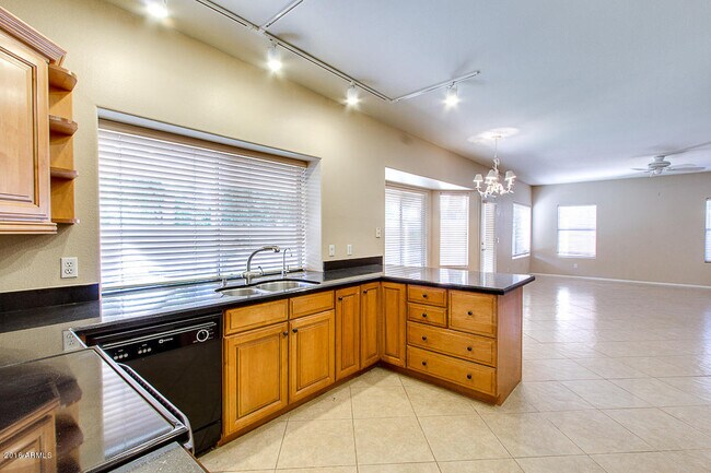 Building Photo - 5951 W Park Ave