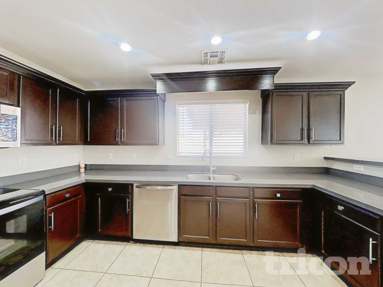 Building Photo - 2810 S 65th Ave