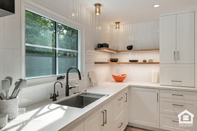Building Photo - 3 Bedroom Exquisitely Furnished Home