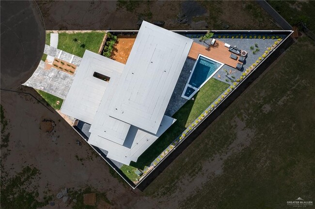 Building Photo - 2400 Thames Dr