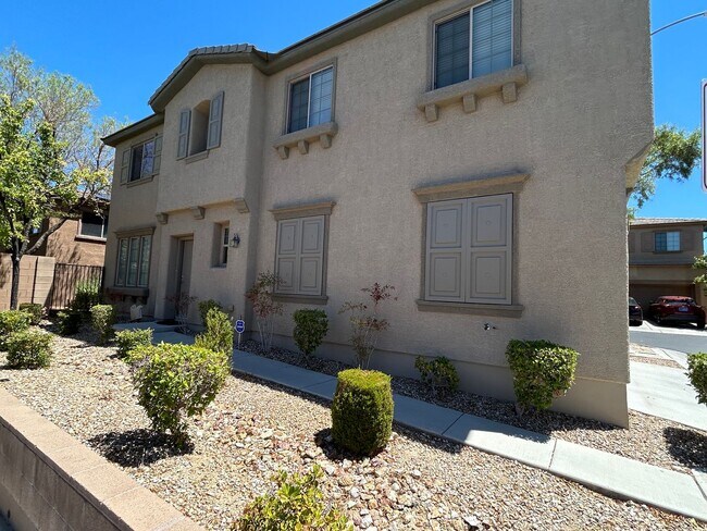 Building Photo - Gated 3-Bedroom 3-Bathroom Home in Southwest!