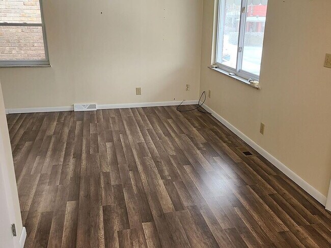 Building Photo - Remodeled master suite