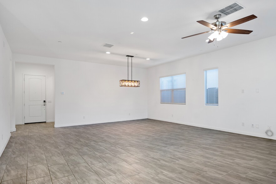 Building Photo - 9738 E Tiburon Ave
