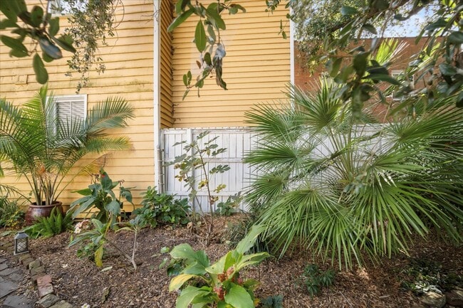 Building Photo - 237 Coming St