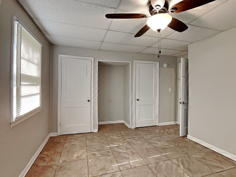 Building Photo - 1256 S Willow Ln Ave