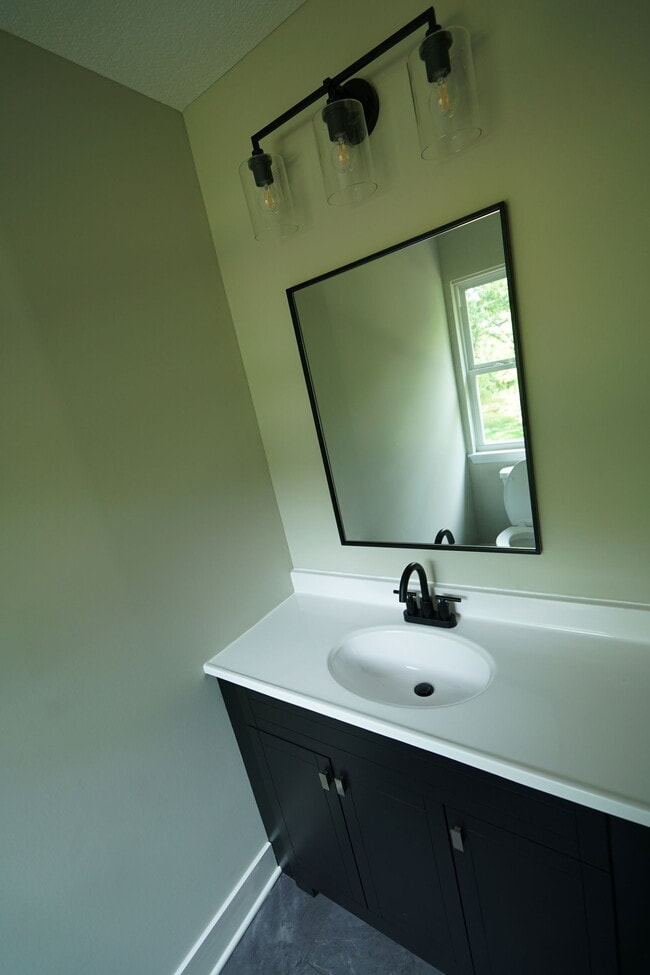 Building Photo - 1104 N 1200 Rd