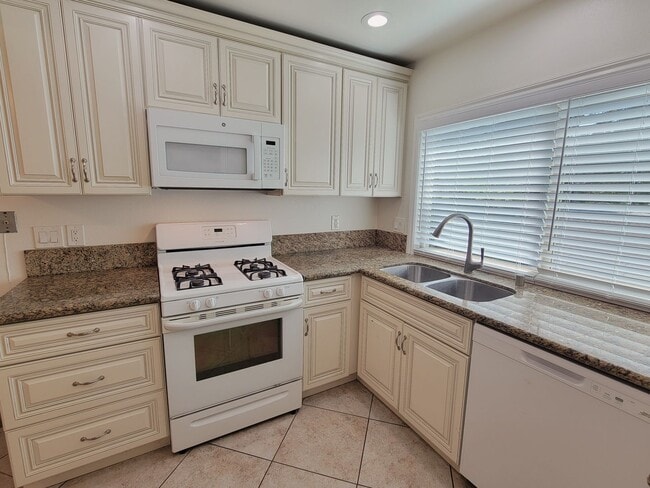 Building Photo - TOWNHOME FOR LEASE: 3 Bed / 2 Bath / 2-car Garage / Laundry hookups / Swimming Pool