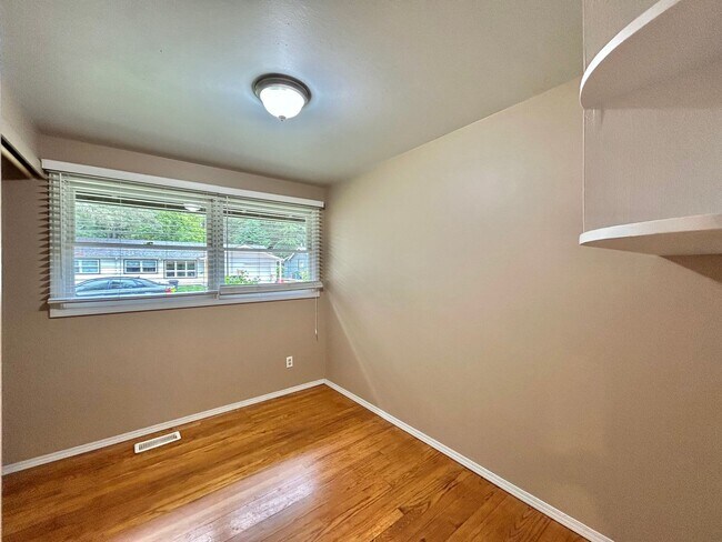 Building Photo - Tranquil Environment: 3 Bed, 1 Bath House