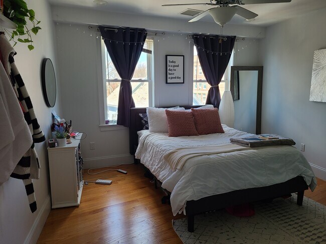 Building Photo - 10 Fern St