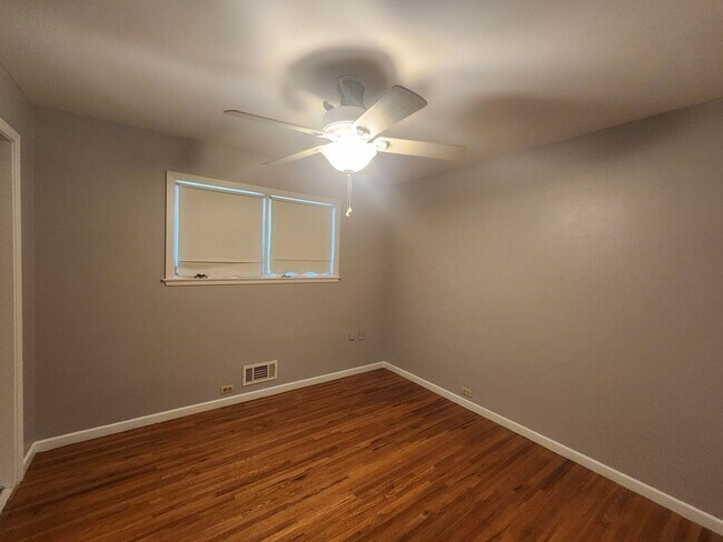 Building Photo - 805 E 32nd St