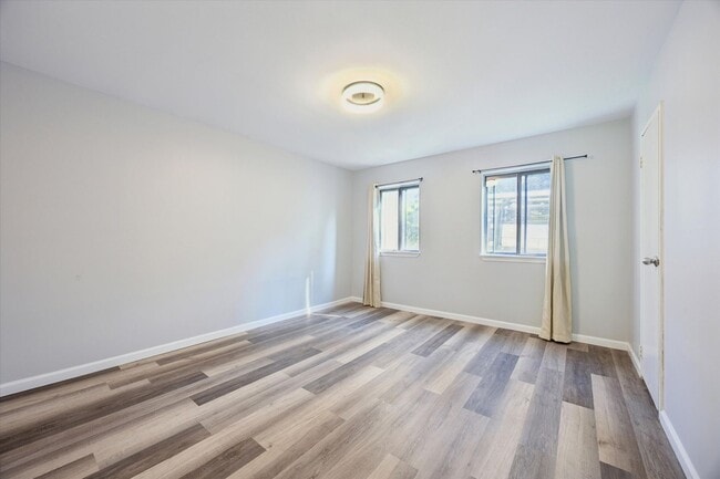 Building Photo - Available Immediately – Renovated 2B/1.5B ...