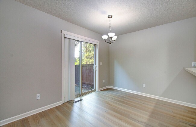 Building Photo - Charming 3 bd 2.5 ba Townhouse - Special! $500 OFF on December Move In!