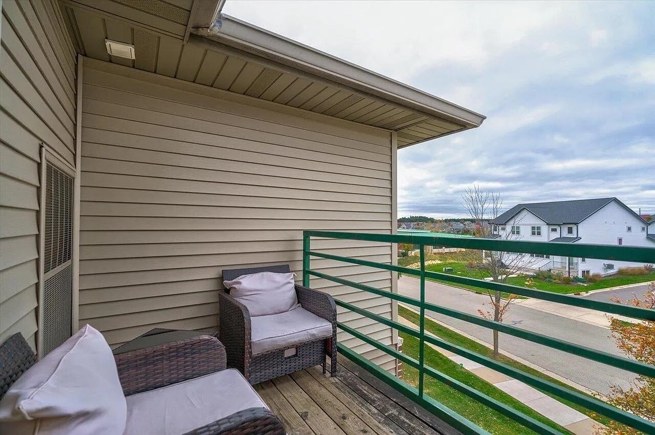 Building Photo - 102 Prairie Heights Dr