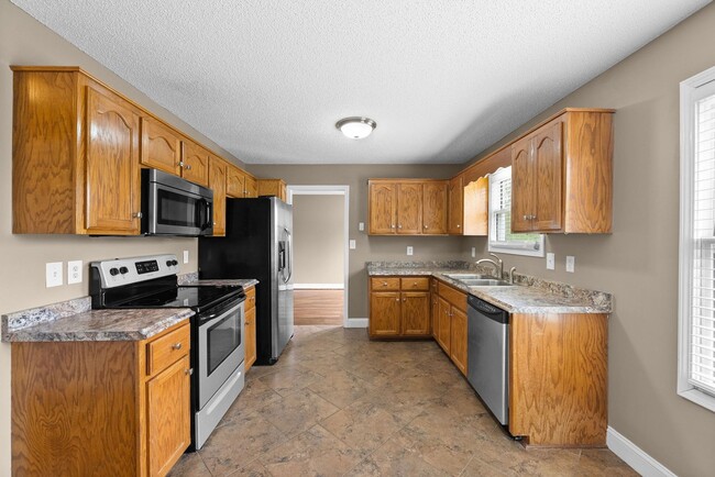 Building Photo - Pet-Friendly 3BR Home w/ 3-Car Garage, Fir...