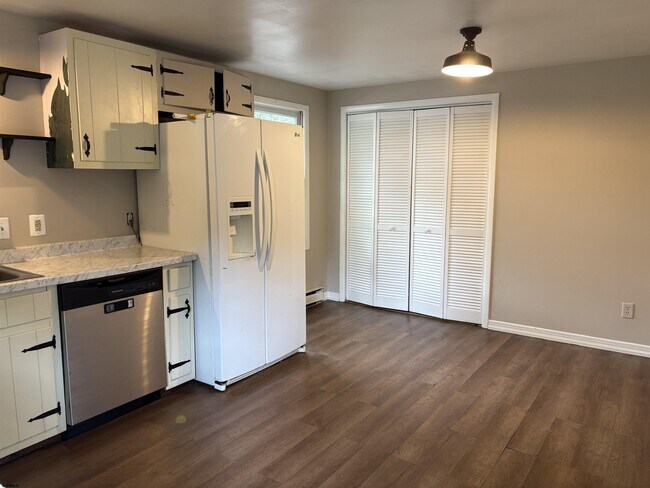 Building Photo - 409 Spruce Ave